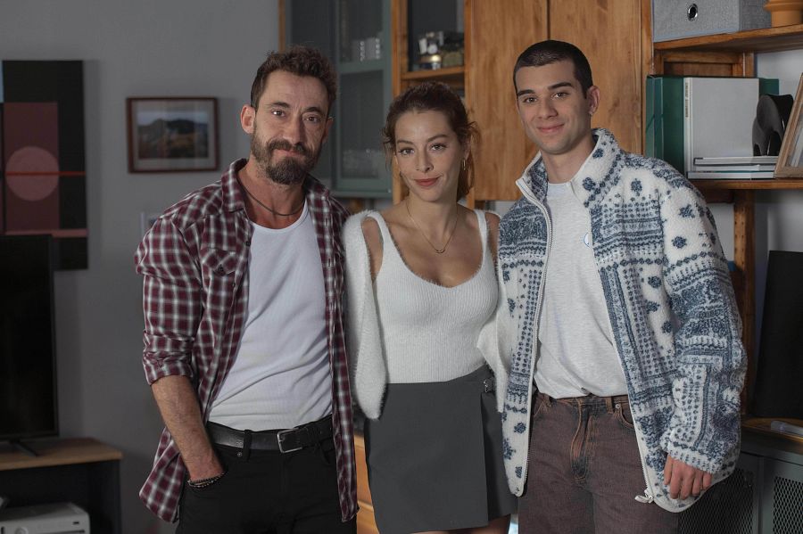 '4 estrellas' | Pedro (Ismael Martín) y Lucas (Alex Mola) con Ainhoa (Belén Écija)