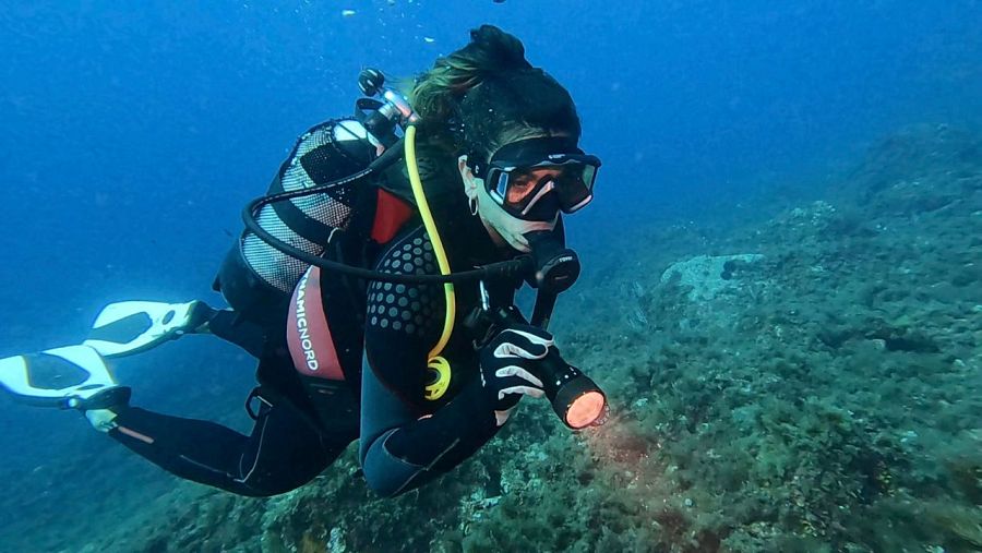 Evelyn Segura se sumerge en las aguas del Mediterráneo y del Atlántico