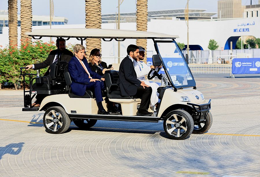 El delegado de Estados Unidos en la COP28, John Kerry, en uno de los carritos de golf