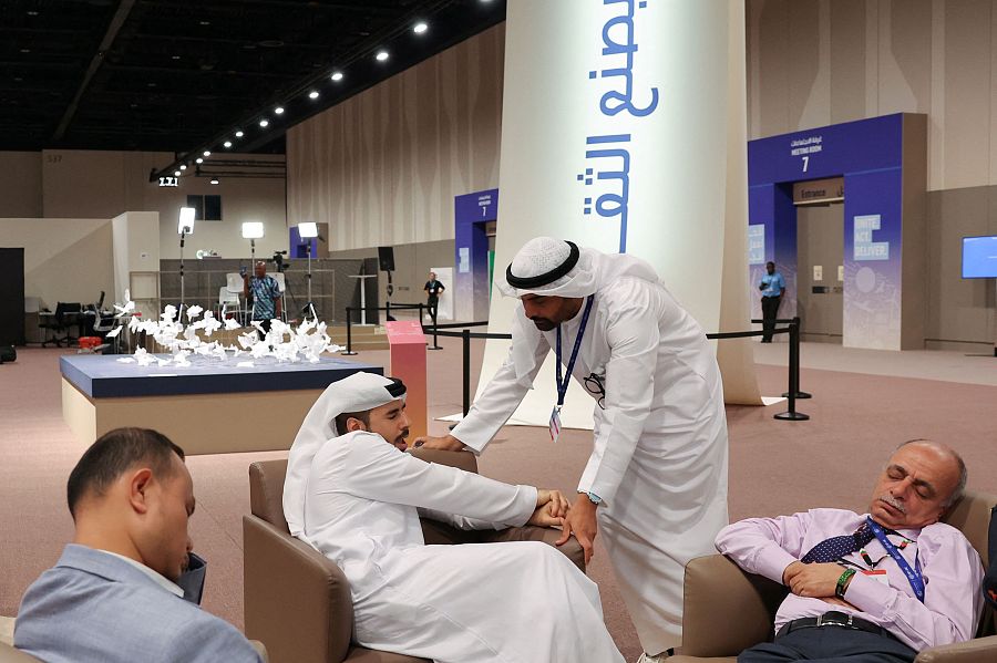 La escena de gente echando una cabezada a la espera de un resultado es habitual en las cumbres