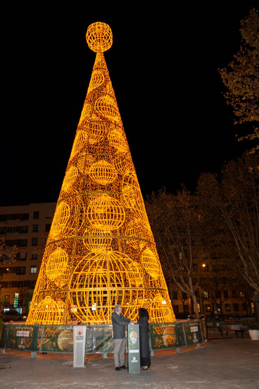 El árbol de la Lotería de Navidad encendido ante la sede de Cruz Roja en Madrid