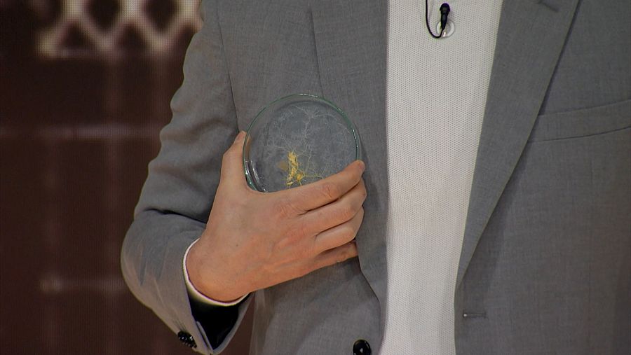 Dani Jiménez enseña una placa de Petri