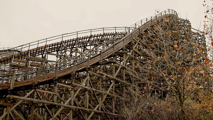 La montaña rusa de madera del parque Warner