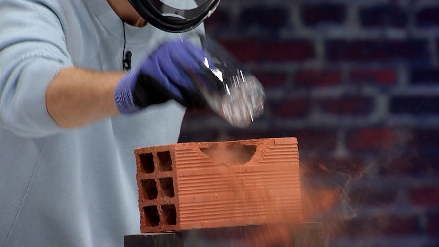 Dani Jiménez rompe un ladrillo con un vaso