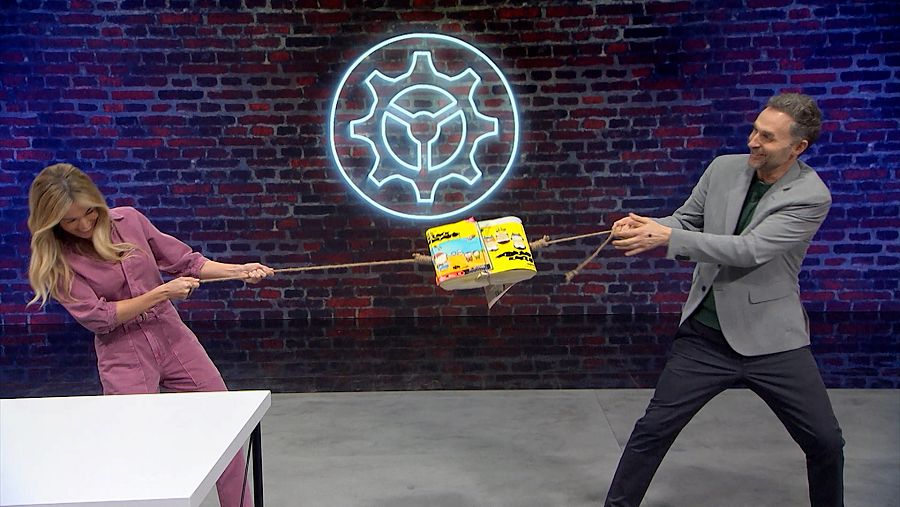 Rocío Delgado y Dani Jiménez intentan separar guías telefónicas