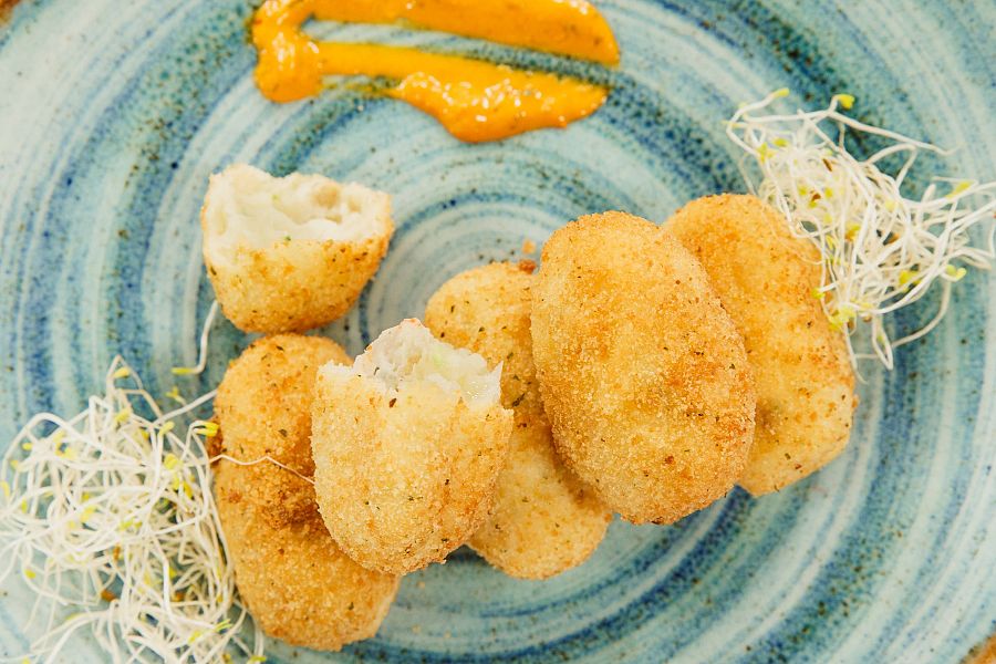 Croquetas de yuca con langostinos del chef Sergio Fernández