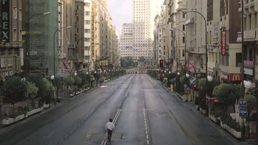 Eduardo Noriega en las calle desierta de Gran Vía, 1996