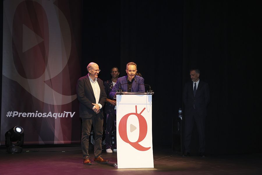 Pedro Santos recogió el Premio Aquí TV a mejor programa de entretenimiento por 'Viaje al centro de la tele'