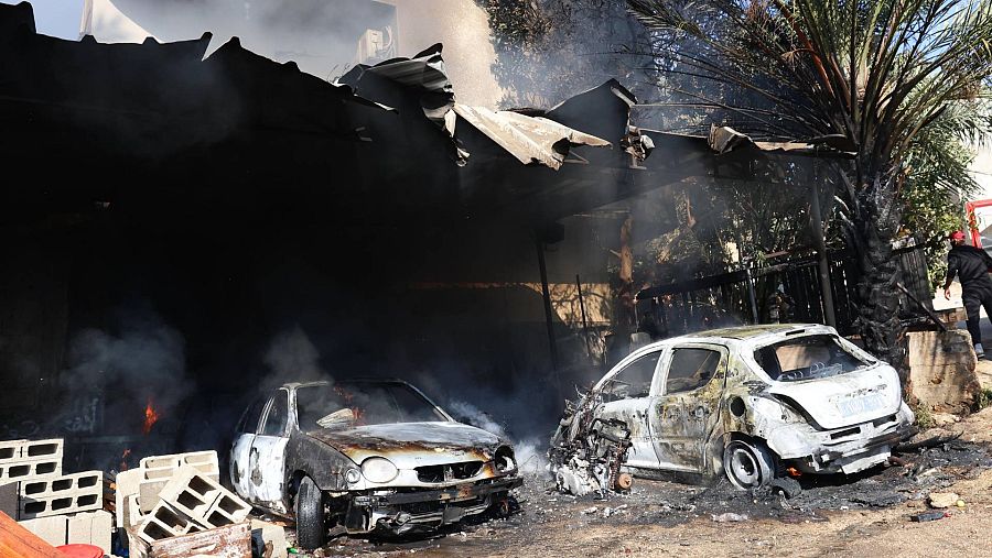Vehículos atacados por Israel en el campo de refugiados de Faraa, en Cisjordania (EFE/EPA/ALAA BADARNEH). 