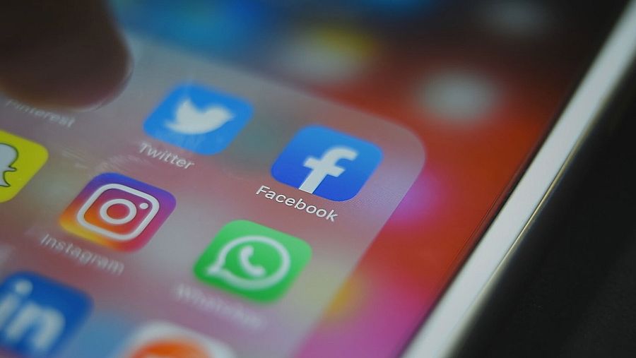 pantalla de móvil con las diferentes plataformas