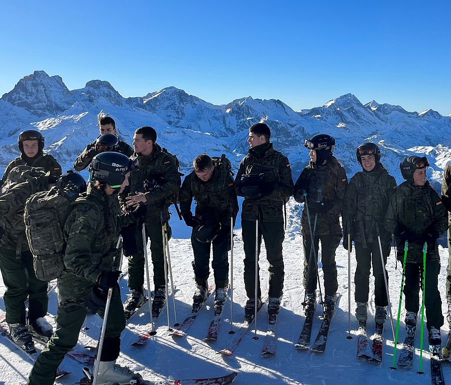 Leonor, preparada para esquiar con sus compañeros de la Academia Militar de Zaragoza