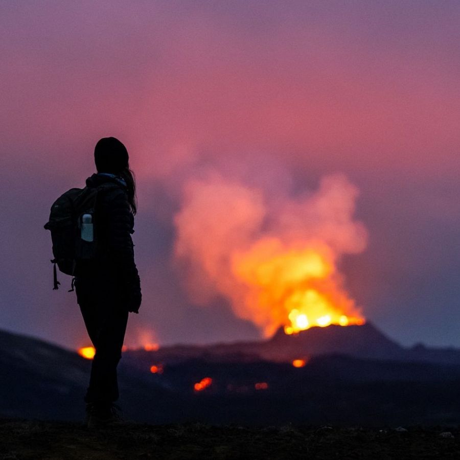 Una mujer mira la erupción del Litli-Hrutur, el pasado 21 de julio.