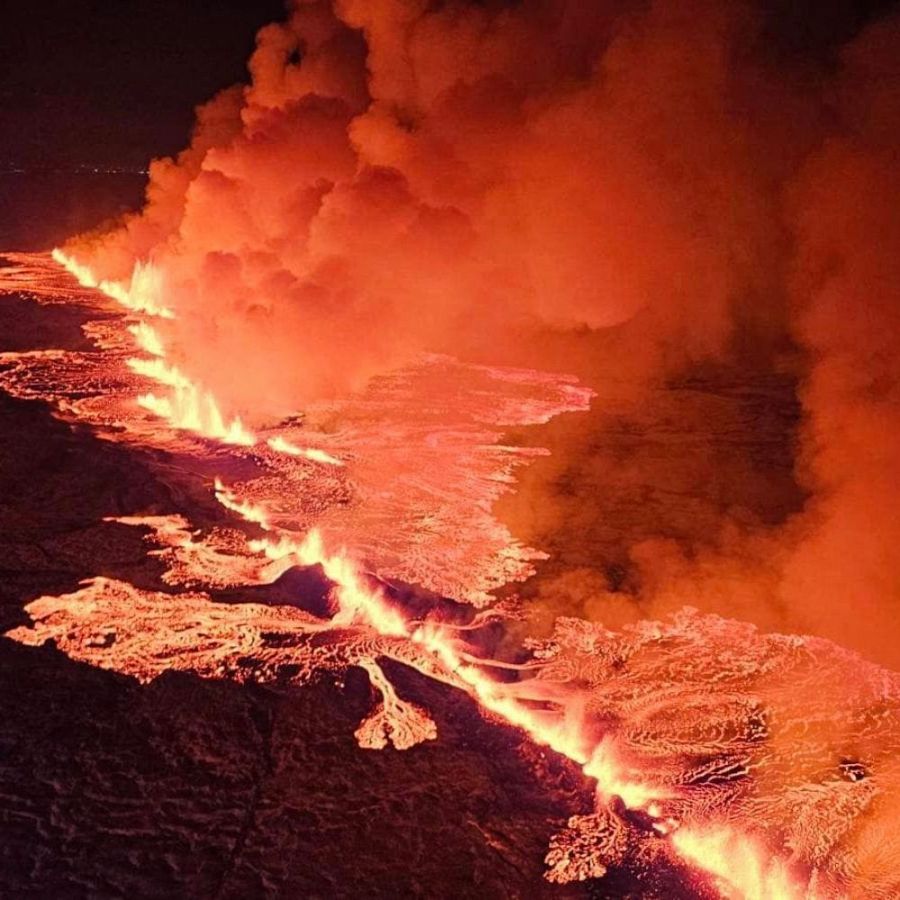 La lava fluye en las primeras horas de la erupción, 3km al norte de Grindavík