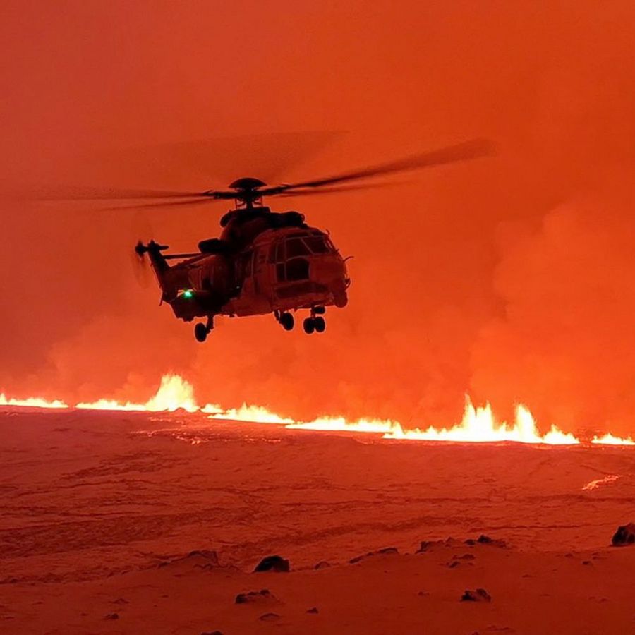 Un helicóptero de la Guarda Costera sobrevuela la erupción en la península de Reykjanes