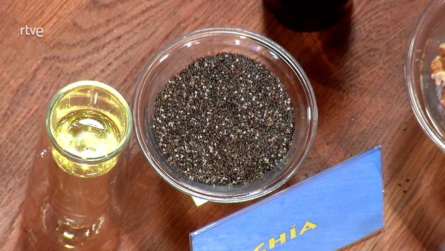 Imagen de un bol con chía y aceite de linaza