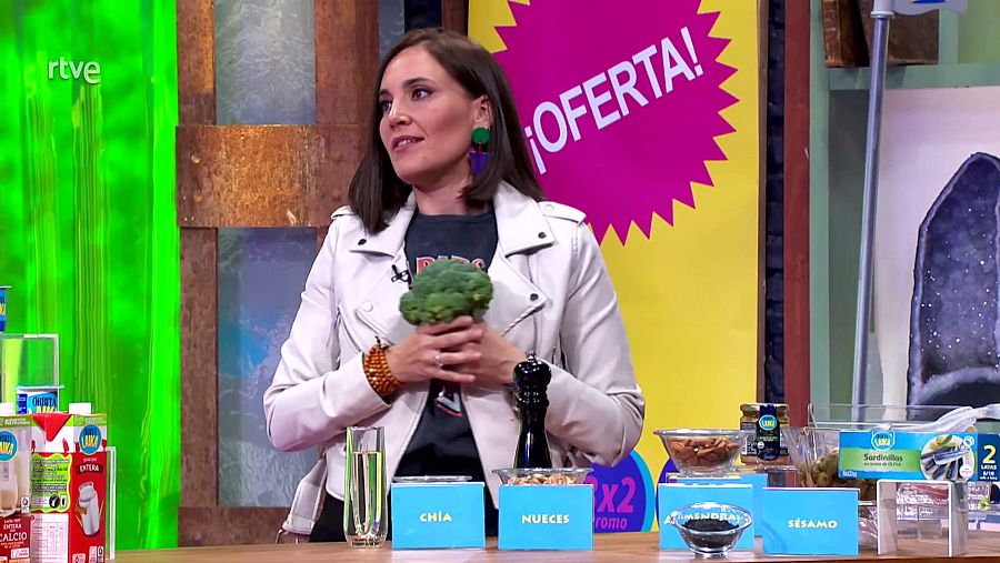 Imagen de Marián Álvarez con un brocoli