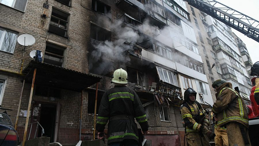 Edificio residencial dañado en Donetsk (Ucrania) tras bombardeo enemigo
