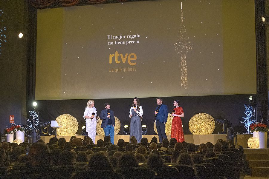 María Eizaguirre y José Alberto Fernández junto al equipo de 'Make up stars', que presenta Pilar Rubio