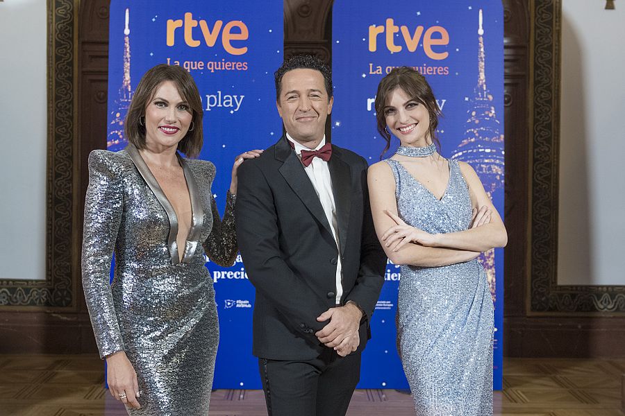 Carolina Casado, Jacob Petrus y Cristinini, presentadores de la Gala Inocente, Inocente 2023