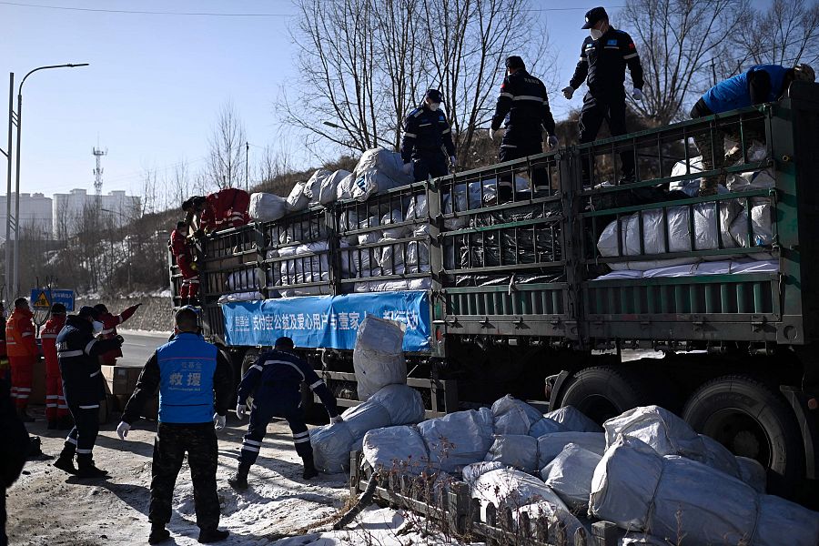 Trabajadores de emergencias descargan suministros para los supervivientes del terremoto