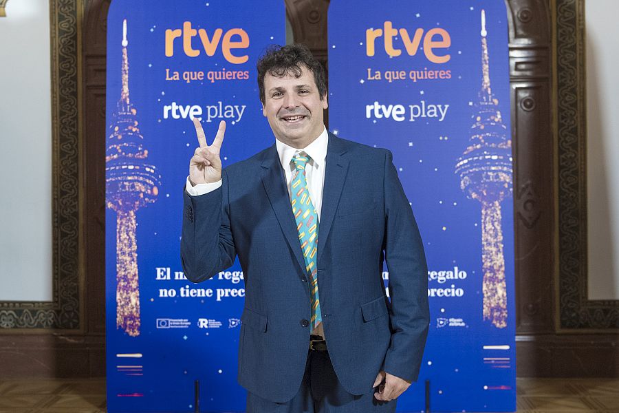 Ángel Carmona al frente de la retransmisión de la Lotería en RNE