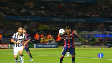 Un remate de cabeza de Neymar le golpea en su propio brazo en la final de la Champions 2015