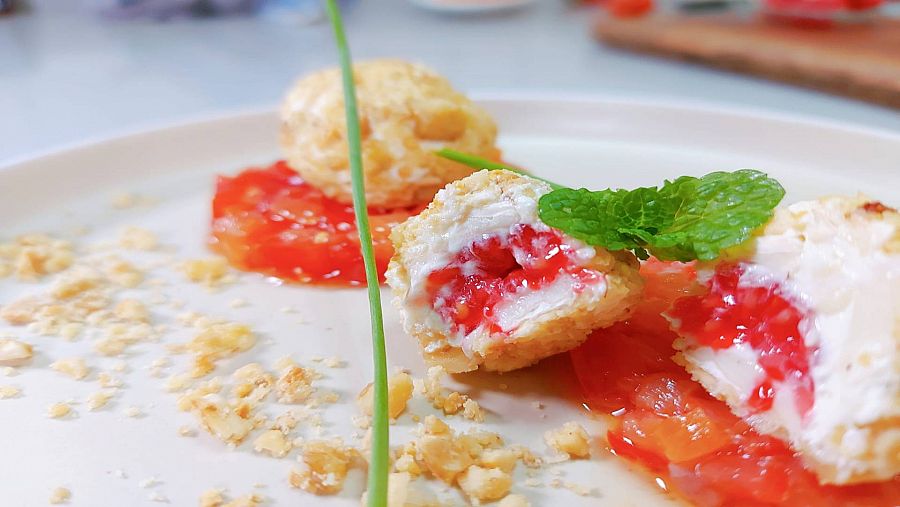 Aperitivo navideño: bolitas de queso y frambuesa