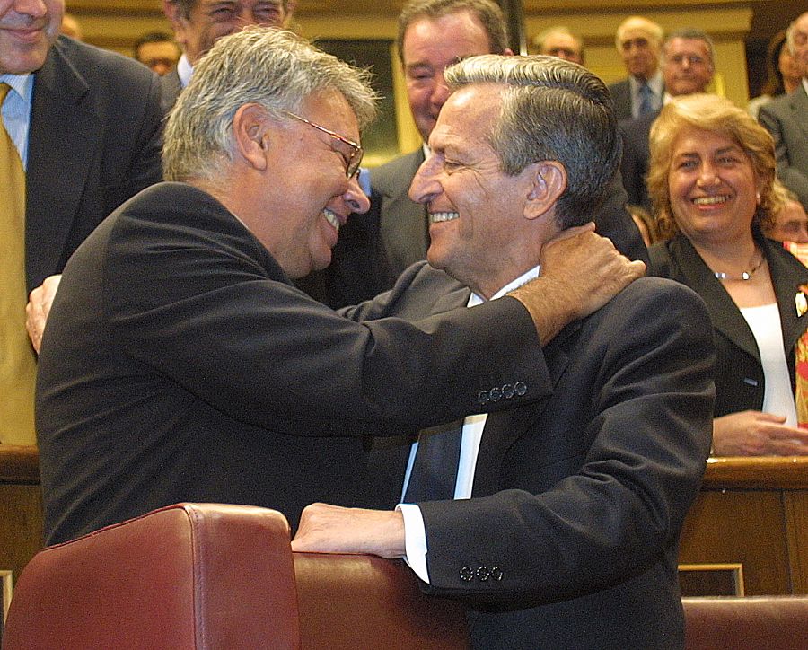 Adolfo Suárez y Felipe González se abrazan en el Congreso de los Diputados en 1986