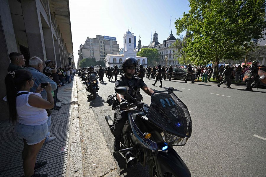 El plan de austeridad de Milei despierta las primeras protestas en las calles de Buenos Aires