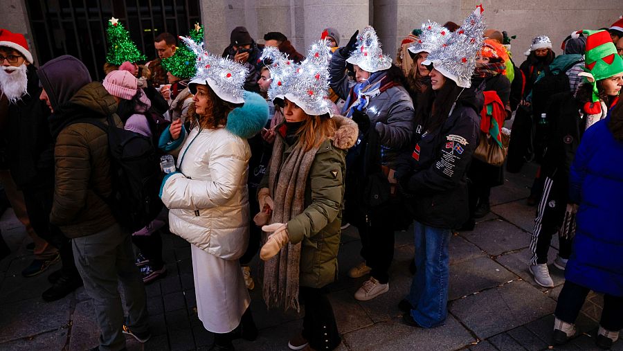 Lotería de Navidad 2023, mejores imágenes: colas a la entrada del Teatro Real