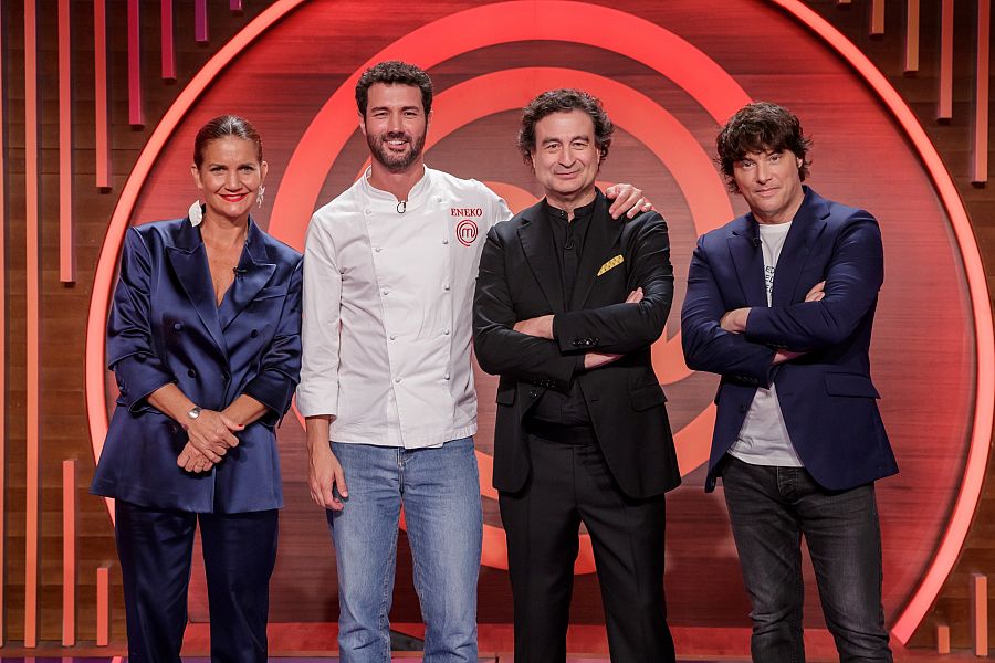  Eneko, ganador de 'MasterChef 11', visita visita las cocinas de 'MasterChef Junior 10'