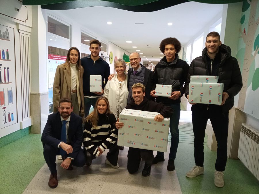 Jugadores y jugadoras del Atlético de Madrid entregan juguetes
