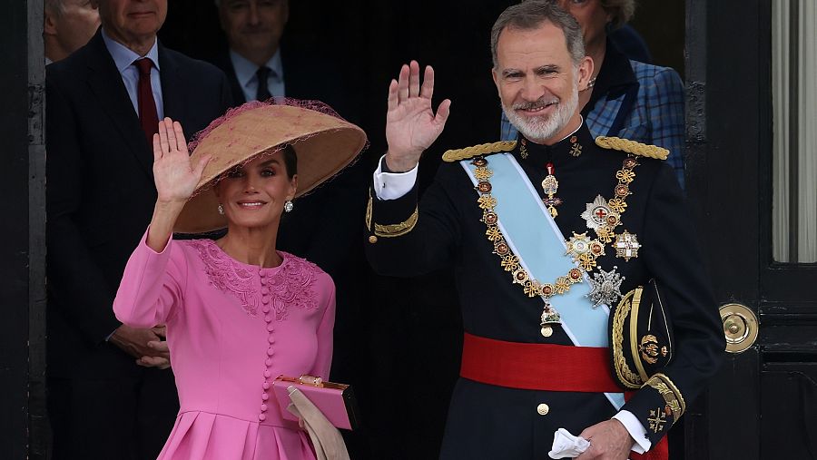 Los reyes de España acuden a la coronación de Carlos III