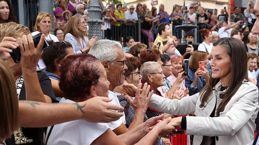 Los reyes visitan a los afectados por el incendio de Tenerife