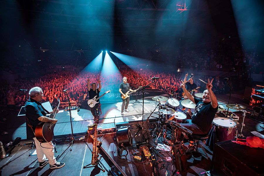 Hombres G junto a su público en Zaragoza