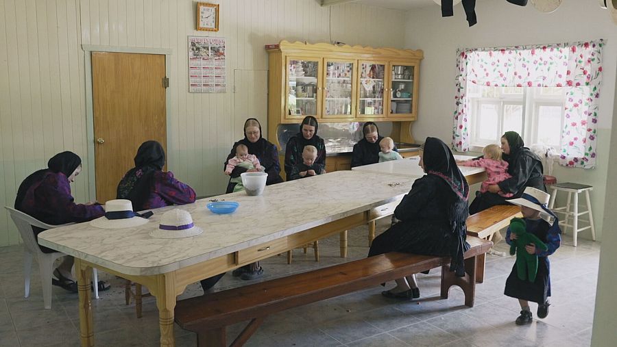 Mujeres menonitas con sus hijos en la cocina