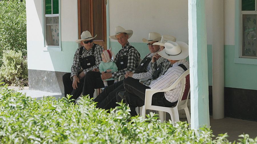 Un grupo de hombres menonitas