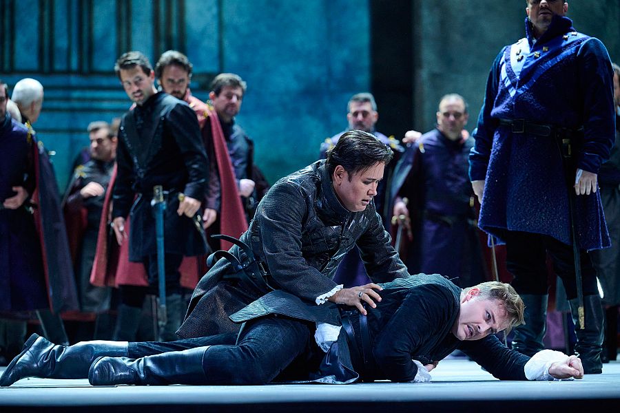 Mercutio, interpretado por Andrzej Filonczyk, muere a manos de Roméo, a quien da vida el tenor Javier Camarena