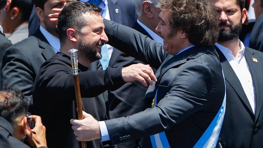 Volodomir Zelensky y Javier Milei se saludan en Buenos Aires