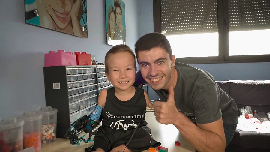 Diego Aguilar junto a un niño para el que ha realizado una prótesis de brazo con Lego