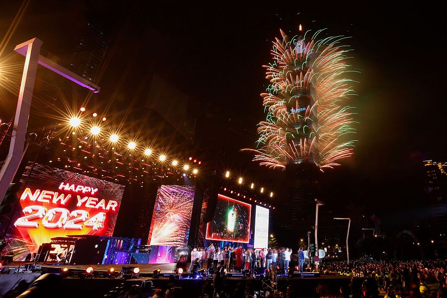 Taiwan celebra la llegada del 2024 con un espectáculo de fuegos artificiales en la Taipei 101 Tower