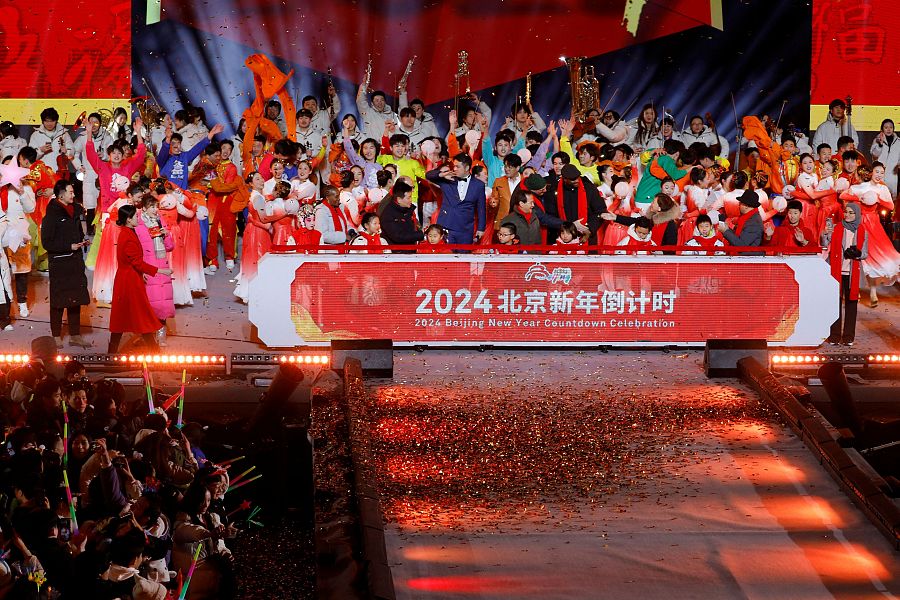 Artistas chinos durante la celebración de Nochevieja en el parque Shougang de Pekín, China, el 1 de enero de 2024.