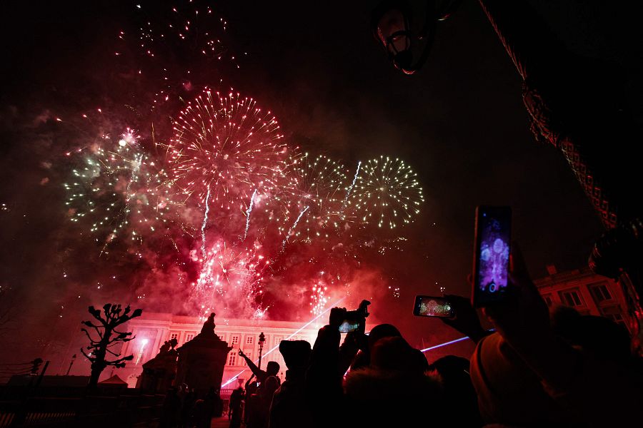 Fuegos artificiales durante las celebraciones de Año Nuevo en Bruselas, Bélgica