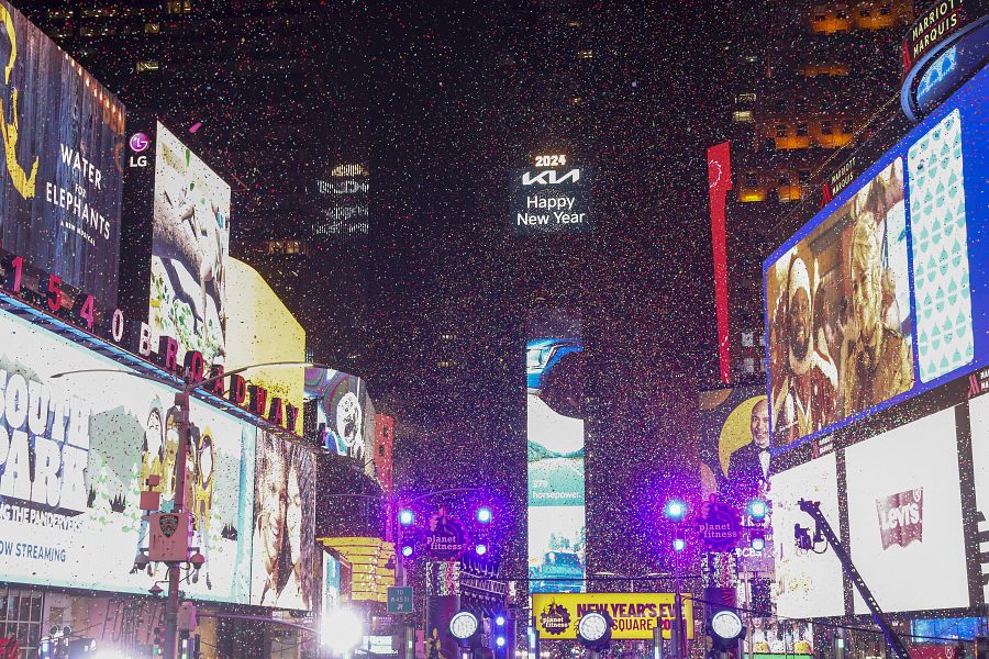 Año Nuevo 2024: el reloj marca la medianoche en Times Square, Nueva York