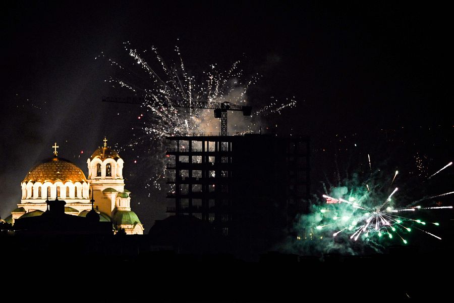 Fuegos artificiales sobre la catedral Aleksander Nevski en Sofía, Bulgaria