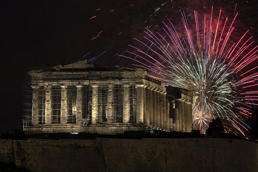 Fuegos artificiales sobre el Partenón durante las celebraciones de Año Nuevo en Atenas, Grecia
