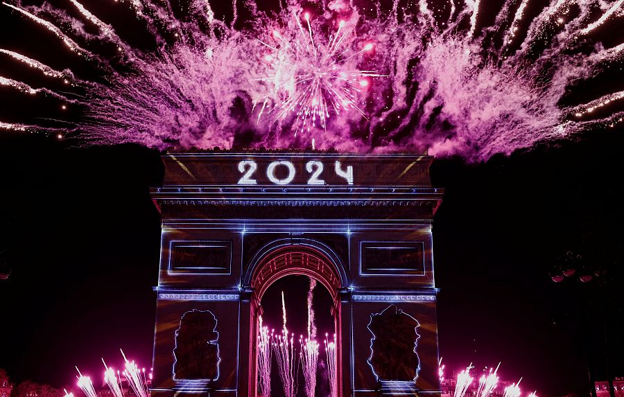 Fuegos artificiales iluminan el cielo sobre el Arco del Triunfo en París, Francia