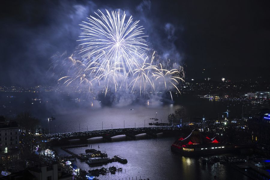 Fuegos artificiales iluminan el cielo sobre el lago Zurich, Suiza