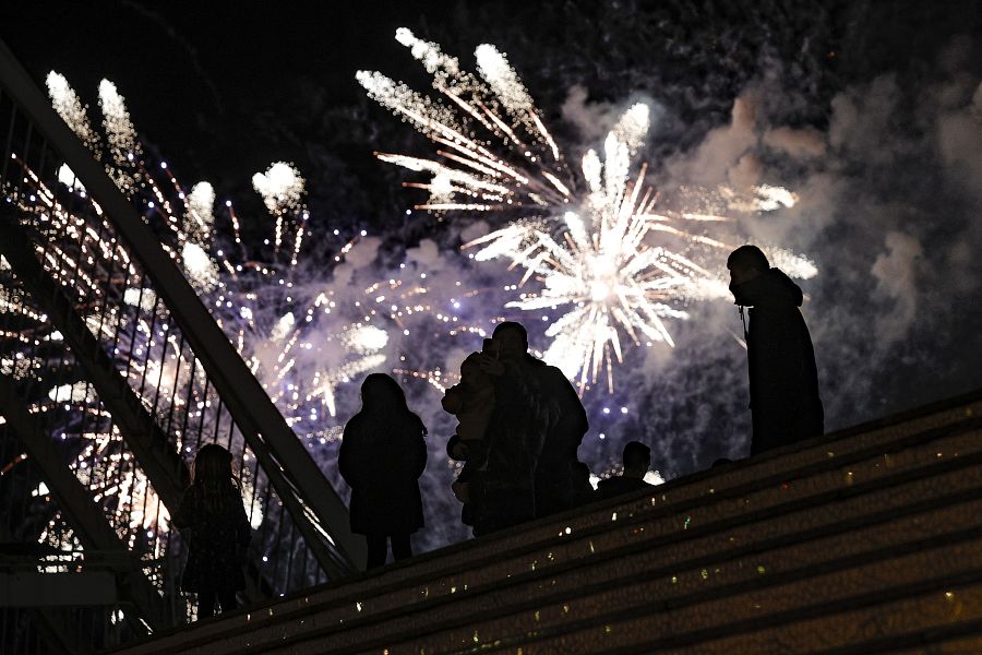 Varias personas disfrutan de los fuegos artificiales en La Ciudad de las Artes y las Ciencias