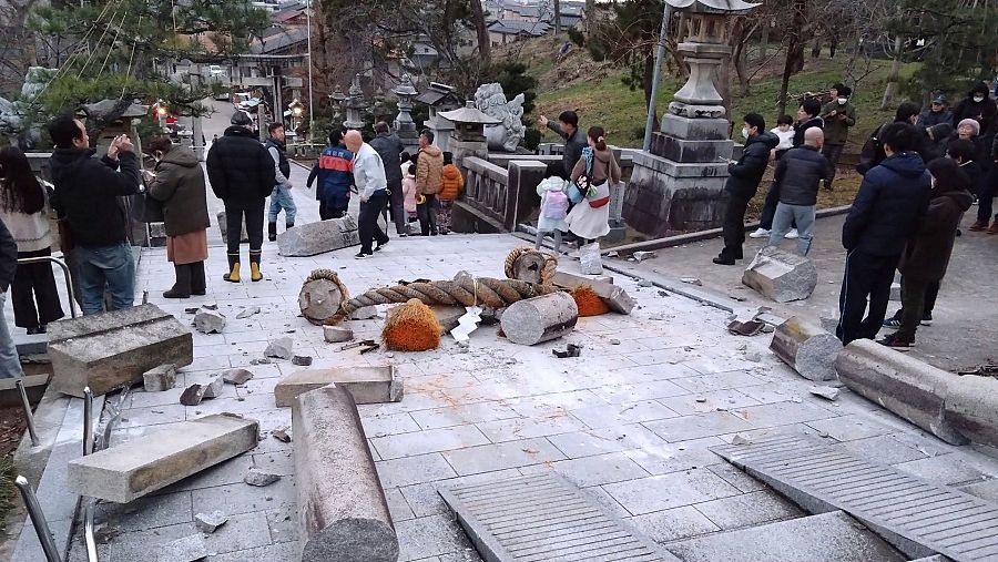 Una puerta torii resulta dañada tras un terremoto en un santuario en Japón